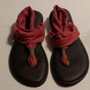 Sanuk yoga shoes size 10